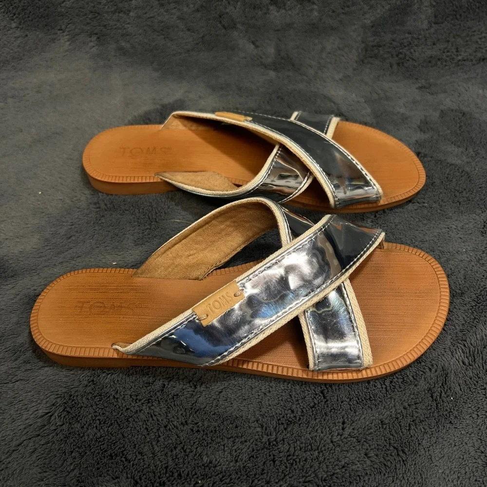 TOMS Youth Metallic Silver Cross Strap Slide Sandals Size 2 10011513